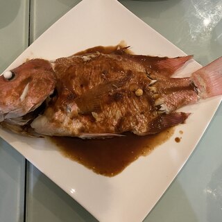 魚の蒸し焼き、味噌ソースがけ